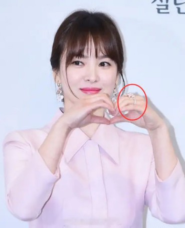 宋慧乔为时尚杂志拍摄海报久违戴上戒指，疑似是婚戒，猜测可能“复合”