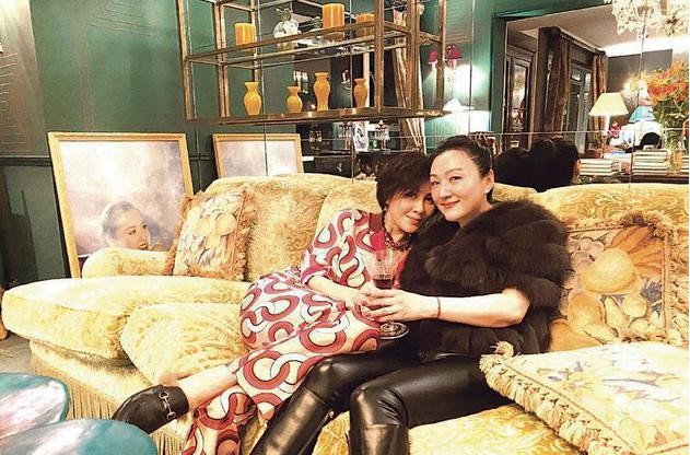 刘嘉玲相约圈中好友在家中提前吃冬至饭，开心相聚！但照片中未见梁朝伟