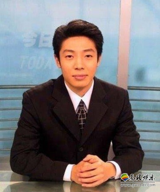 撒贝宁年轻时旧照被曝光，穿黑色西装帅气有型，五官立体颜值不输小鲜肉