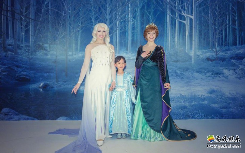 孙莉分享多妹补过生日照片，多妹穿艾莎裙戴皇冠和“艾莎”“安娜”合影