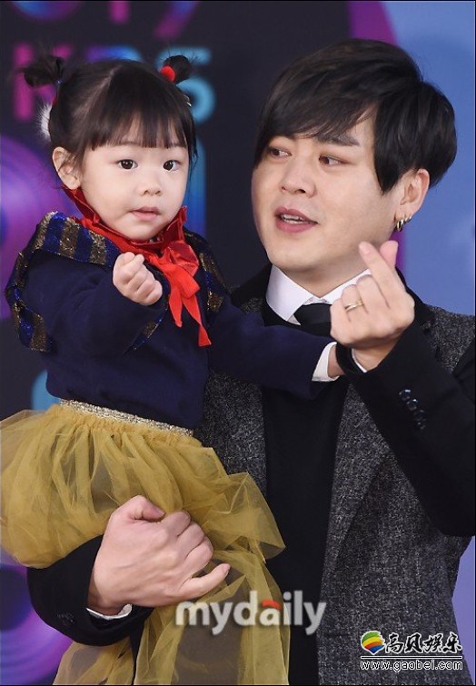 文熙俊带着可爱的女儿在首尔KBS电视台出席2019KBS演艺大赏颁奖礼红毯