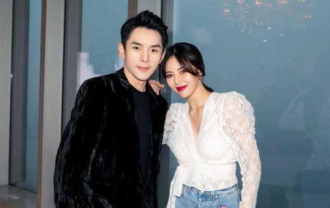 泫雅南京出席活动，蕾丝V领衫搭牛仔裤干练妩媚，李佳琦晒出了两人合影