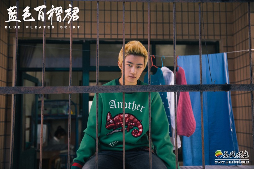 《蓝色百褶裙》发布“坠落”版预告，以该片主角蓝特儿坠入深湖为中心点