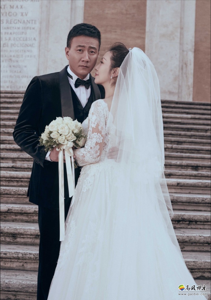 胡军与妻子卢芳拍摄婚纱时尚大片曝光，二人再次来到二十年前求婚的罗马