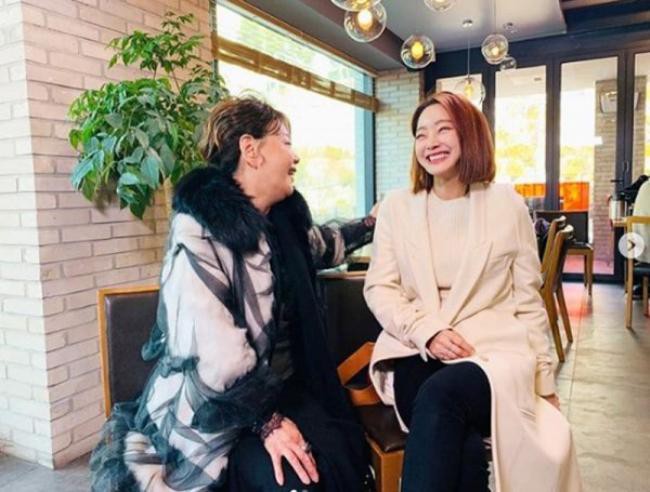 徐孝琳所属社公开她穿著婚纱与郑明浩婚礼现场照祝贺两人组成美好家庭