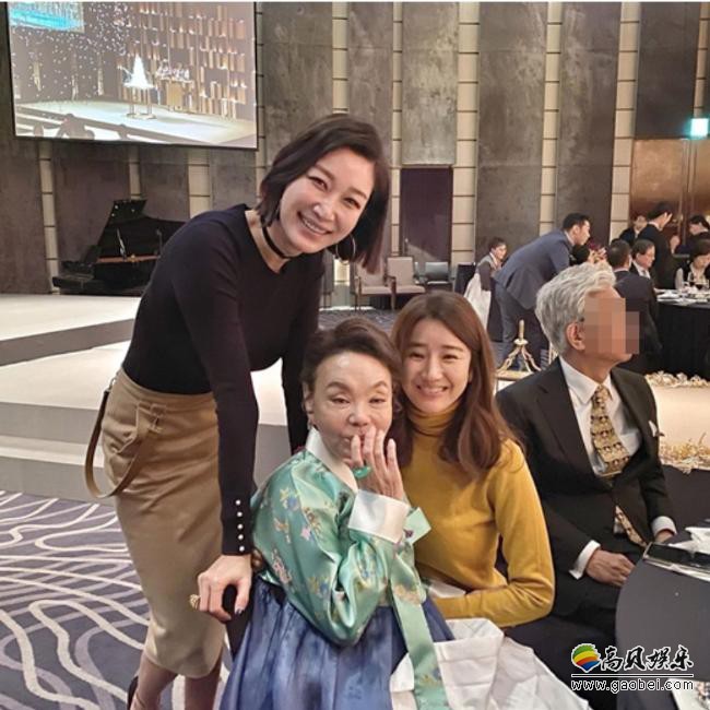 徐孝琳所属社公开她穿著婚纱与郑明浩婚礼现场照祝贺两人组成美好家庭