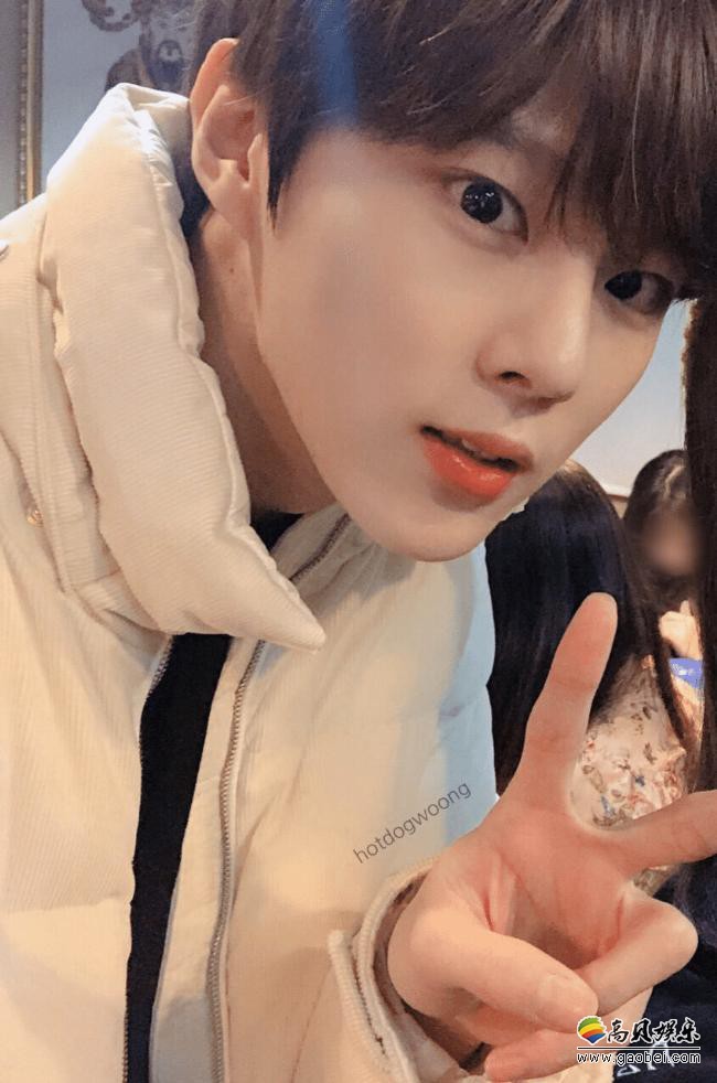 金宇硕在火锅店被偶遇并和路人们合照、问好！照片公开在网路上引发讨论新闻资讯高贝娱乐