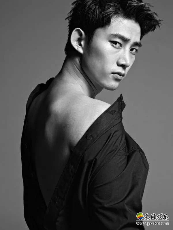 韩国艺人玉泽演最新杂志写真网上曝光，阳光帅气形象！吸引众多粉丝目光