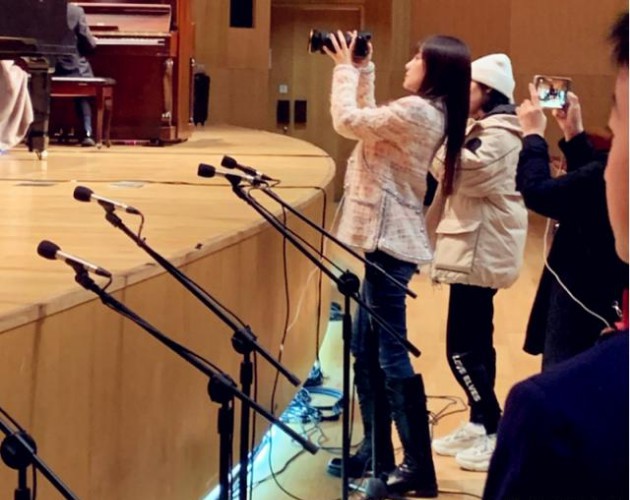 网友晒出彩排现场照，甜馨与老师们认真彩排，李小璐在台下举着相机跟拍