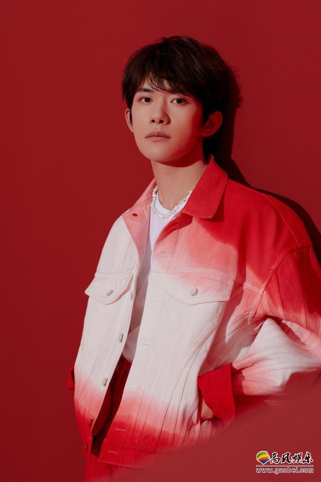 易烊千玺通过微博上传自拍视频，易烊千玺坐在车里，和粉丝们挥手打招呼