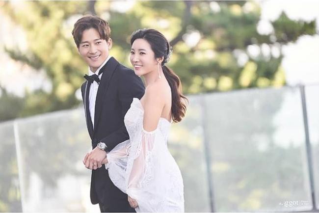 李菀与李宝美去年公开恋爱,两人婚纱照被公开!将在周六举行非公开婚礼