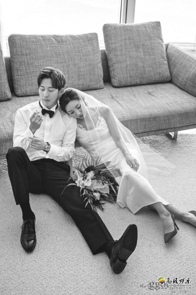 李菀与李宝美去年公开恋爱,两人婚纱照被公开!将在周六举行非公开婚礼