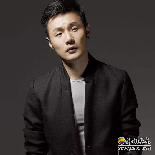 李荣浩圣诞夜突然发文，附上了一张小狗烤电暖气的动态图，引发网友猜测