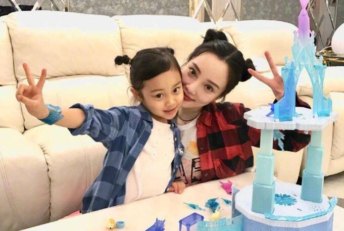 李小璐圣诞节以短视频方式分享和女儿甜馨同框照，母女俩二人坐在沙发上