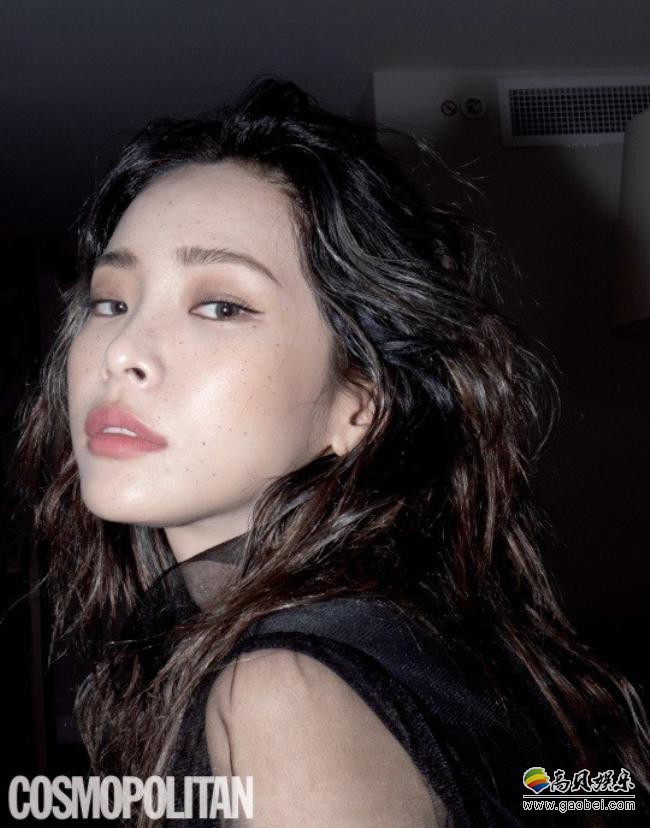 韩国女歌手Heize最新杂志写真网上曝光，以其独特气质吸引广大粉丝目光