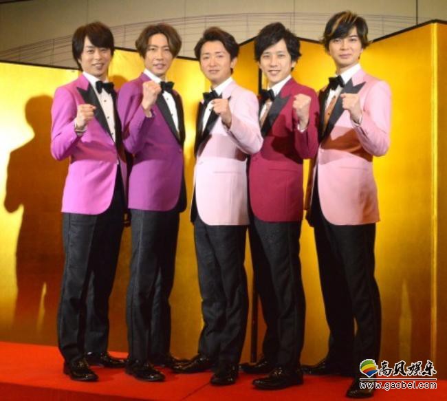 据日媒报道，人气组合岚在东京巨蛋举行20周年纪念巡演！迎来最终场演出