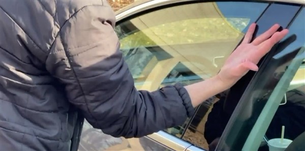 据外媒报道，美国犹他州人体改造极客男，近日将Model 3车钥匙植入体内