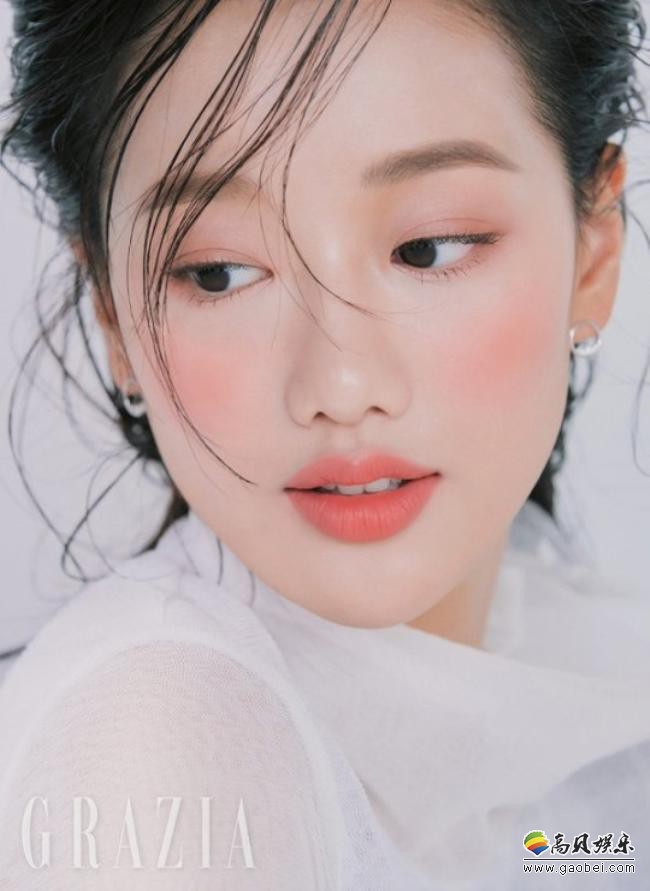 April成员李娜恩最新杂志写真近日曝光，纯白基调气质吸引了众多粉丝目光