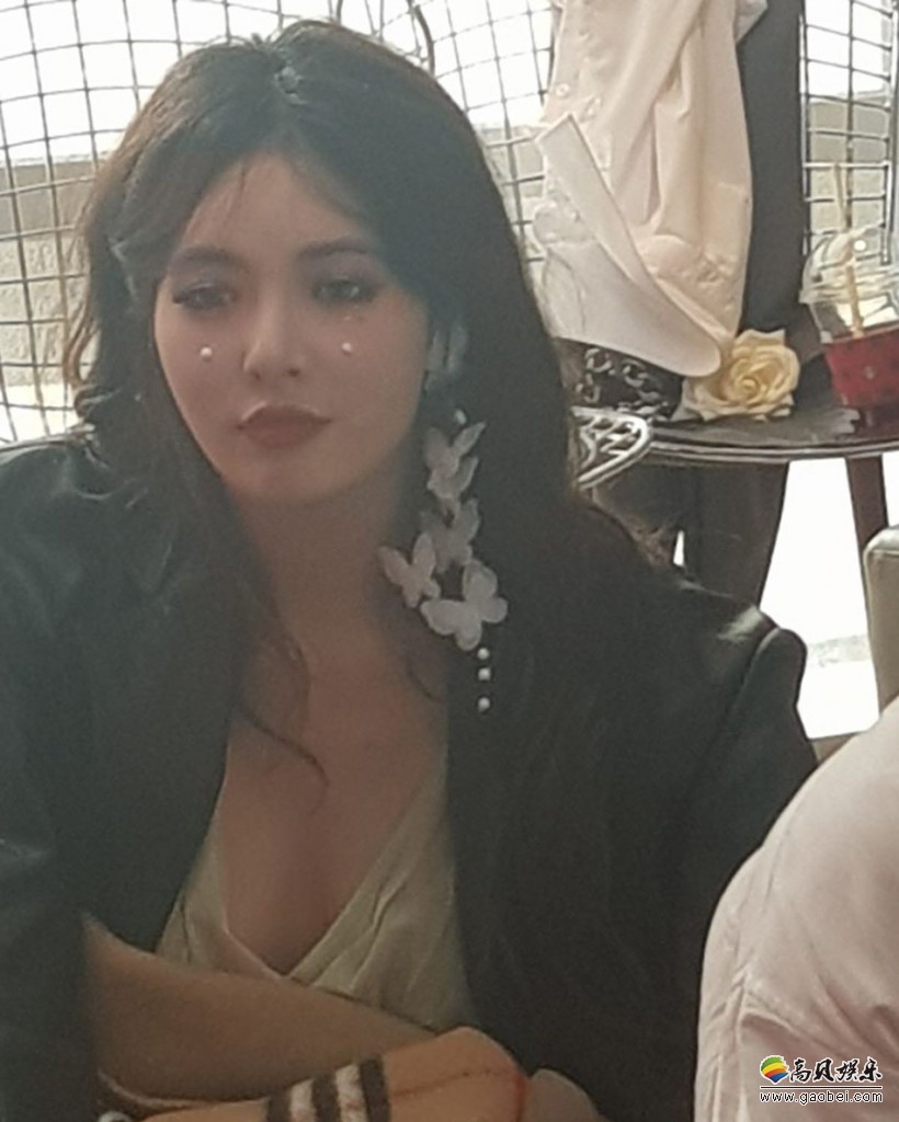 金泫雅晒出珍珠流泪妆生图，她身穿低胸礼服披着外套，看起来懵懂又可爱