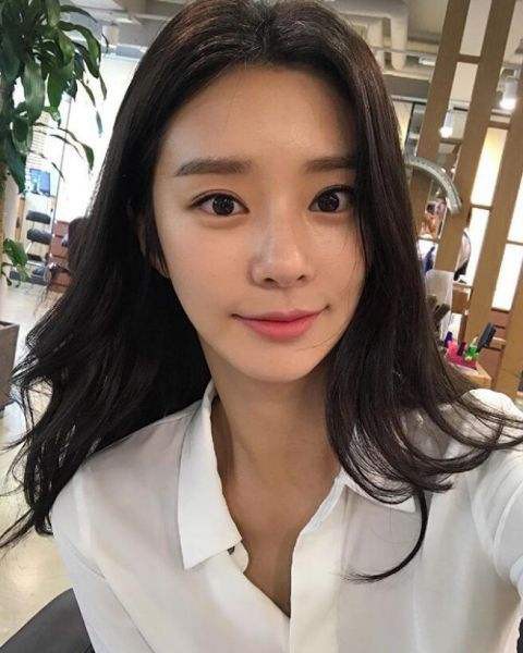 出演《浪漫的体质》的女演员李珠彬近日为某杂志最新一期拍摄了一组写真