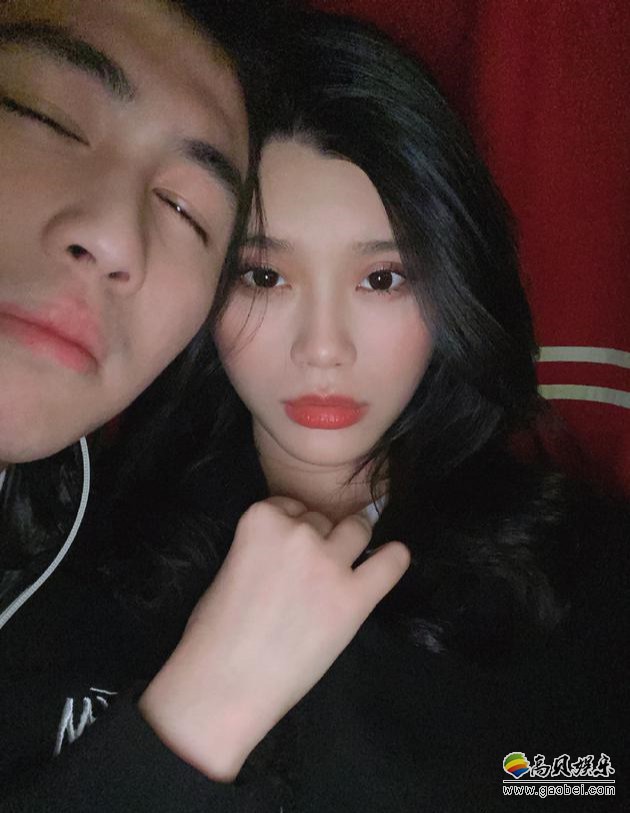 赌王四房儿子何猷君晒出与超模老婆奚梦瑶合影，发文“二人世界的时间”
