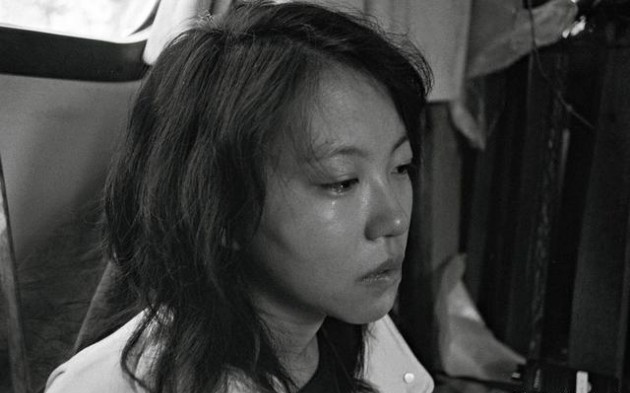 窦靖童个人社交网站晒出照片，照片中窦靖童释放着忧伤情绪，落下了眼泪