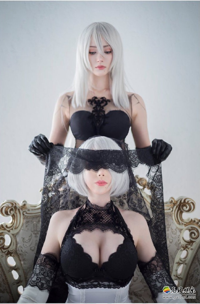 国外美女COSER合作《尼尔：机械纪元》2B和A2姐妹COS！黑＋白丝搭配