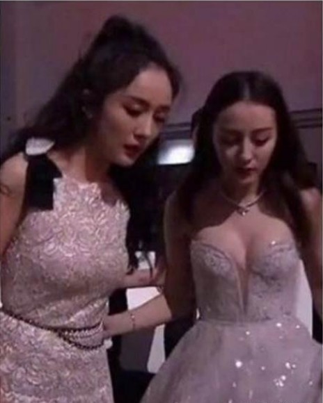 星光大赏杨幂和迪丽热巴携手登台，热巴上台险些摔倒，杨幂一把将其扶住