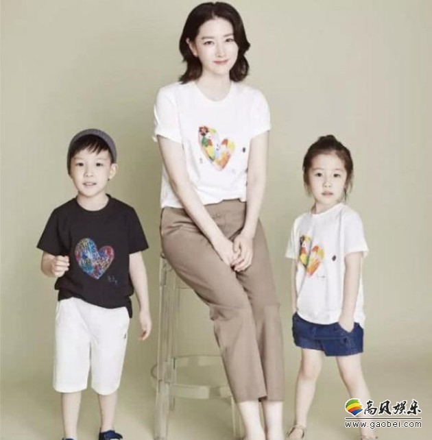 李英爱日前与子女一起到超市扫货，见两人正在挑选饮料，她偷偷在旁拍摄