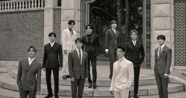 明年初SF9将带著首张正规专辑回归，率先公开全员画报立刻让人开始期待