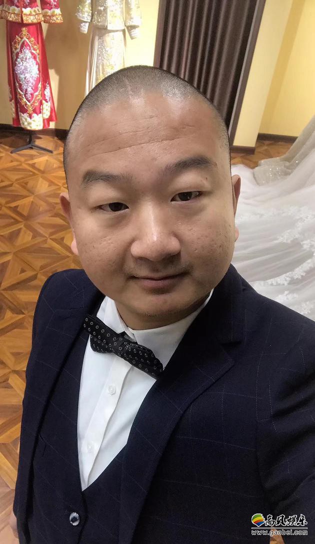 知名网红Giao哥朋友圈晒出婚纱店里试穿西装婚纱照片，并发了开心的表情