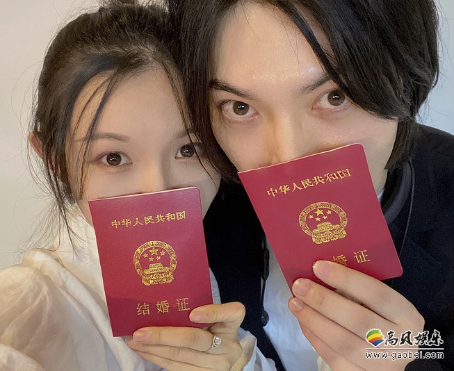 《声入人心》成员简弘亦微博发文宣布结婚喜讯，还晒出手持结婚证的照片
