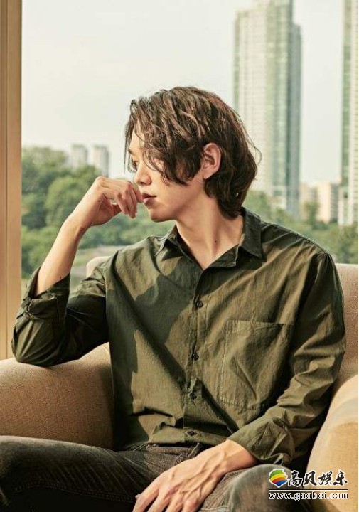 韩国歌手Kevin Oh最新杂志写真近日在网上曝光，吸引了众多粉丝们的目光