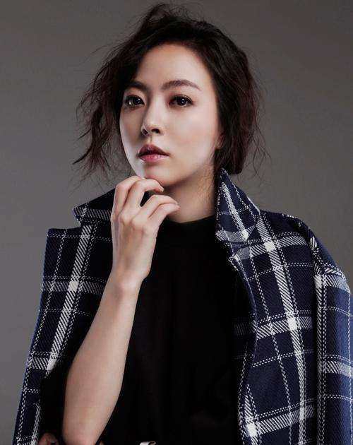 韩国女艺人沈恩珍最新杂志写真在网上曝光，冷艳时尚造型吸引粉丝们目光