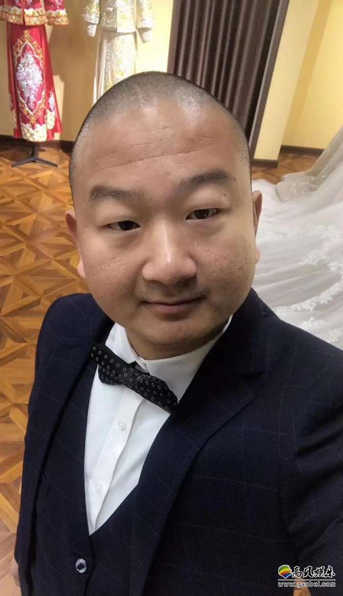 网红Giao哥晒出婚纱店试穿西装婚纱照，霸占微博热搜，持续一晚保持高位