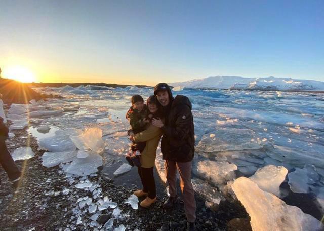 Ella分享一家三口旅行照，一家三口在冰天雪地温馨同框，十分的养眼幸福