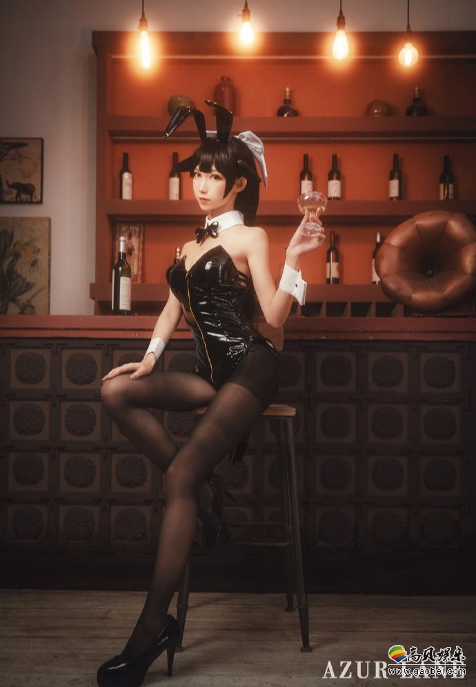 国内小姐姐带来《碧蓝航线》兔女郎版高雄！苗条性感的身材展现美艳黑丝