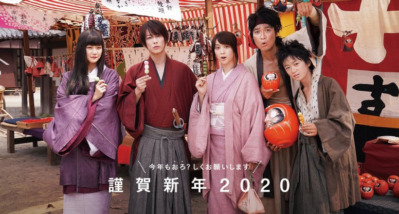 《浪客剑心》电影官推发布新年贺图，剑心和阿薰一行人手拿丸子欢乐亮相