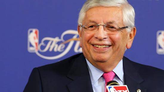 据NBA官推消息，前NBA总裁大卫·斯特恩纽约时间2020年1月1日不幸去世