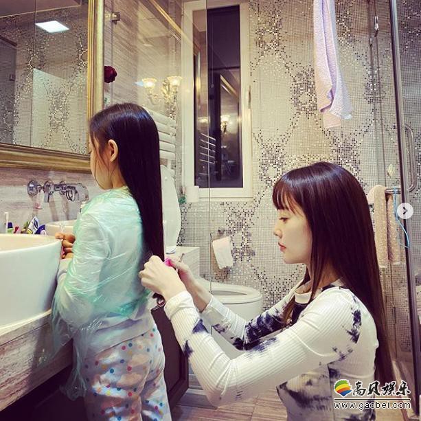 李小璐通过社交账号晒出了自己与女儿甜馨的照片，并向粉丝问候新年快乐