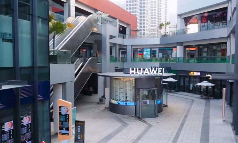 华为授权智能无人售货店正式开业！货架商品整齐罗列，透明舱壁一览无遗