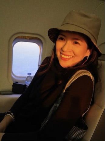 章子怡在微博中晒出女儿醒醒的背影照，并透露自己二胎生产已进入倒计时