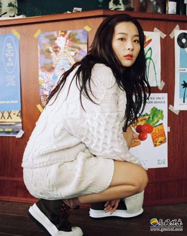 韩国女团Red Velvet成员姜涩琪近日发布一组近照，吸引了广大粉丝的目光