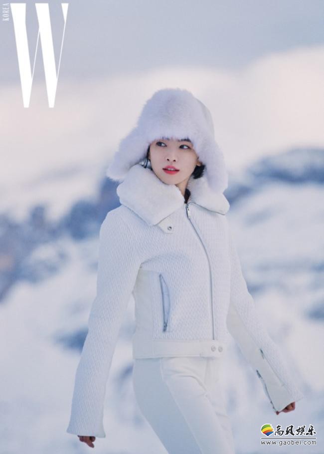 千禹熙受邀为某杂志最新一期拍摄一组写真，高雅气质与白雪背景相得益彰
