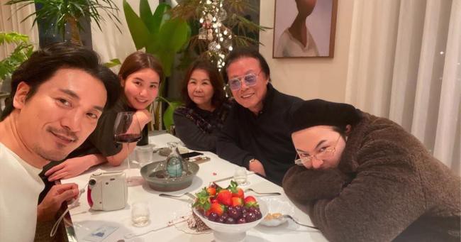 GD姐姐权多美晒出全家聚餐照，她老公来了，一家人在一起看上去最幸福
