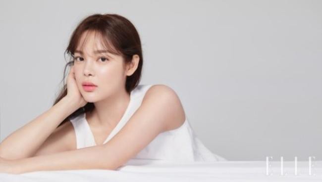 韩国女艺人朴诗妍近日受某杂志邀请，为该杂志最新一期拍摄一组美妆写真