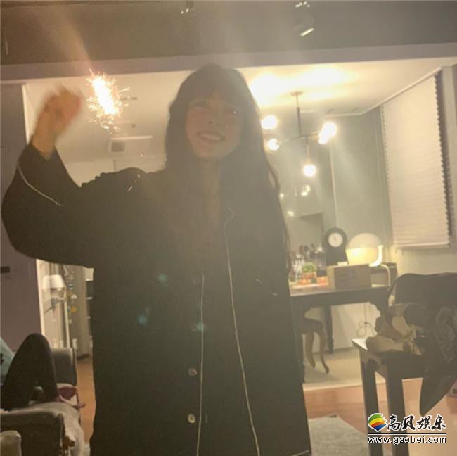 具荷拉亲哥哥公开具荷拉生前照片！具荷拉正在享受生日派对吹着生日蜡烛