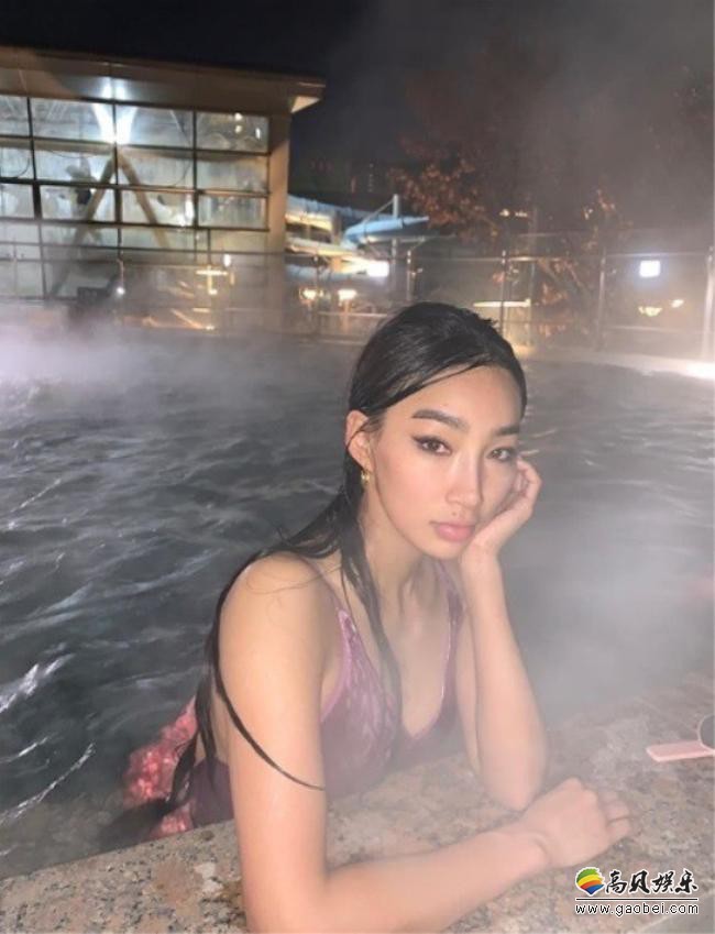 韩国女模特文佳菲户外游泳池照片，性感古铜色肌肤完美身材吸引人们目光