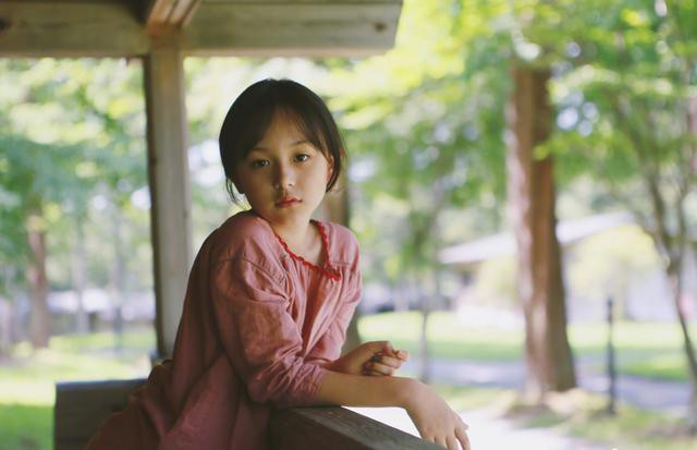 “小芈月”刘楚恬已经上五年级，更新微博中脱去稚气背着书包，可爱依旧