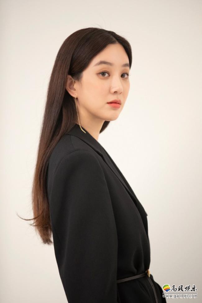 郑丽媛未公开杂志写真由她的经纪公司发布到官网，吸引了广大粉丝的目光